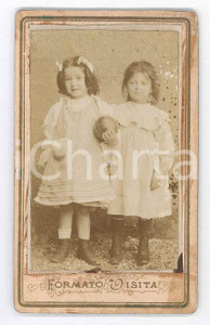 1870 ca. ITALIA - Ritratto di bambine con una palla *Foto NEGRI CDV (2)  Fotografia d'epoca, su cartoncino rigido.FOTOGRAFO: Angelo Negri POOR/danneggiato Abrasioni e piegature angolari, segni e macchie diffuse. Formato: 6 x 10 cm originale e autentica 1