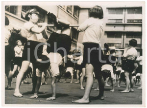 1940 ca JAPAN - SPORT - GYMNASTICS - Schoolgirls with the bar *Photo 24x18 cm Fotografia d'epoca.  POOR/danneggiato piccole piegature angolari, difetti di stampa Formato: 24x18 cm originale e autentica 1
