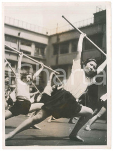 1940 ca JAPAN - SPORT - GYMNASTICS - Schoolgirls with the bar (2) Photo 18x24 cm Fotografia d'epoca.  POOR/danneggiato difetti di stampa; piccole piegature angolari e minimo strappo al lato superiore Formato: 18x24 cm originale e autentica 1