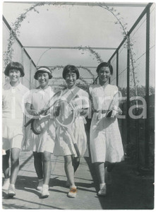 1940 ca JAPAN - SPORT - TENNIS - Schoolgirls - Photo 16x22 cm Fotografia d'epoca.  FAIR/discreto residuo cartaceo al lato inferiore, con macchia di ruggine Formato: 16x22 cm originale e autentica 1