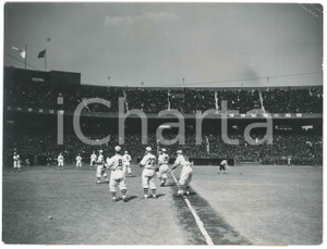 1940 TOKYO (JAPAN) - BASEBALL - Warming up before a match- Photo 22x17 cm Fotografia d'epoca, con didascalia dattiloscritta al lato inferiore.  POOR/danneggiato piegature angolari Formato: 22x17 cm originale e autentica 1