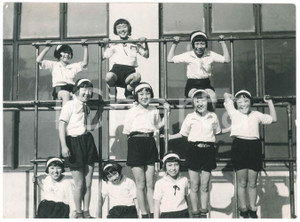 1940 ca JAPAN - SPORT - Schoolgirls at the gymnasium - Photo 22x16 cm Fotografia d'epoca.  FAIR/discreto piccole piegature angolari Formato: 22x16 cm originale e autentica 1