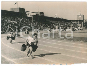 1940 ca TOKYO (JAPAN) ATHLETICS - 400-meter two-bucket girls relay race - Photo Fotografia d'epoca.  POOR/danneggiato piegature angolari Formato: 22x17 cm originale e autentica 1
