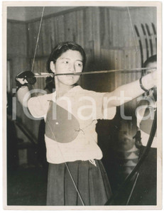 1940 ca JAPAN - SPORT - ARCHERY - Young girl training *Photo 18x24 cm Fotografia d'epoca.  FAIR/discreto alone; lievi piegature angolari; piegatura al lato superiore Formato: 18x24 cm originale e autentica 1