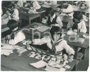 1940 ca JAPAN - Elementary school - Sewing class for girls *Photo 24x18 cm Fotografia d'epoca.  POOR/danneggiato piegature angolari, con mancanza all'angolo inferiore destro Formato: 24x18 cm originale e autentica 1