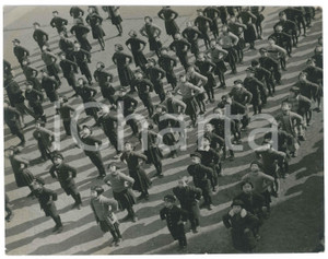 1940 ca JAPAN - CHILDREN - Exercises in the school yard - Photo 22x17 cm Fotografia d'epoca.  POOR/danneggiato piegature angolari e strappo al lato sinistro Formato: 22x17 cm originale e autentica 1