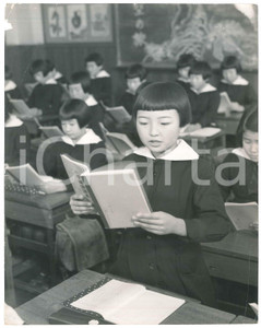 1940 ca JAPAN - Elementary SCHOOL - Young girl reading - Photo 20x25 cm Fotografia d'epoca.  VERY POOR/gravemente danneggiato profonde piegature angolari e marginali; piccoli strappi marginali e mancanza al lato sinistro Formato: 20x25 cm originale e autentica 1