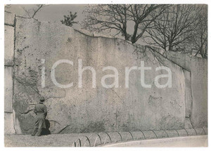 1940 ca WW2 JAPAN Man near a damaged wall - Photo 16x11 cm Fotografia d'epoca.  GOOD/buono  Formato: 16x11 cm originale e autentica 1