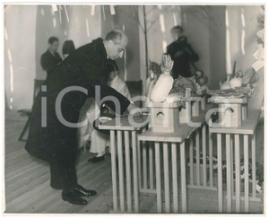 1940 ca JAPAN European man at a canteen - Photo 22x18 cm Fotografia d'epoca, con didascalia in giapponese al verso.  FAIR/discreto piegature al lato inferiore; minime piegature angolari Formato: 22x18 cm originale e autentica 1