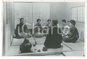 1940 ca JAPAN - CUSTOMS - Tea ceremony with geisha girls - Photo 17x12 cm Fotografia originale d'epoca. GOOD/buono ma piccoli graffi Formato: 17x12 cm originale e autentica 1
