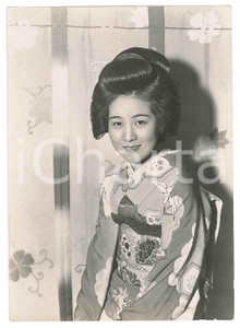 1940 ca JAPAN - TOKYO (?) - Geisha in a traditional dress - Photo 10x15 cm Fotografia originale d'epoca. GOOD/buono  Formato: 10x15 cm originale e autentica 1