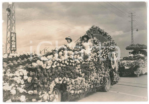 1940 ca JAPAN - CUSTOMS - FESTIVALS - A flower float - Photo 15x10 cm Fotografia originale d'epoca. FAIR/discreto piegatura angolare e minime sbrecciature Formato: 15x10 cm originale e autentica 1
