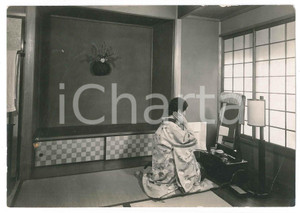 1940 ca JAPAN - CUSTOMS - Geisha in a tea ceremony - Photo 15x10 Fotografia originale d'epoca. FAIR/discreto piegature angolari Formato: 15x10 cm originale e autentica 1