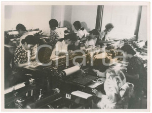 1940 ca TOKYO (JAPAN) - Young girls learning to use a typewriter - Photo 24x18 Fotografia originale d'epoca. FAIR/discreto alone; piccolo strappo al lato destro Formato: 24x18 cm originale e autentica 1