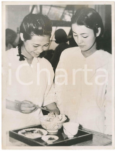 1940 ca JAPAN - Young girls learning the art of the housekeeping - Photo 18x24 Fotografia originale d'epoca. POOR/danneggiato piegature al margine inferiore; alone Formato: 18x24 cm originale e autentica 1