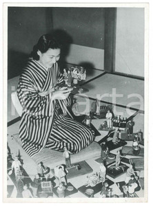 1940 ca JAPAN - CUSTOMS - Woman with figurines - Arts and crafts *Photo 13x18 cm Fotografia originale d'epoca. GOOD/buono ma difetti di stampa Formato: 13x18 cm originale e autentica 1