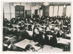1940 ca JAPAN - SCHOOL - Female class - Girls in uniform *Photo 24x18 cm Fotografia originale d'epoca, con didascalia al verso. POOR/danneggiato lievi increspature marginali, piegatura angolare, lieve macchia al lato sinistro e difetti di stampa Formato: 24x18 cm originale e autentica 1