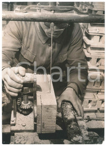 1940 ca JAPAN - TRADITIONAL CRAFTS - Carpentry  *Photo 15x22 cm Fotografia originale d'epoca. FAIR/discreto piccole piegature angolari, con minimi strappi dovuti ai fori di affissione Formato: 15x22 cm originale e autentica 1
