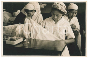 1940 ca JAPAN - TRADITIONAL CRAFTS - Seamstresses at work *Photo 17x12 cm Fotografia originale d'epoca, con timbro al verso. POOR/danneggiato piegatura verticale; minime piegature angolari Formato: 17x12 cm originale e autentica 1