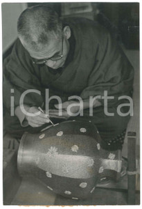 1940 ca JAPAN - TRADITIONAL CRAFTS - Painting a vase - Photo 15x22 cm Fotografia originale d'epoca, con timbro al verso. GOOD/buono ma piccola piegatura angolare; residui cartacei al verso Formato: 15x22 cm originale e autentica 1
