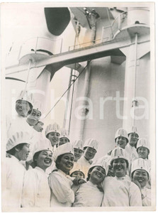 1940 ca WW2 JAPAN - Hospital ship - Smiling nurses - Photo 18x24 cm Fotografia originale d'epoca, con didascalia dattiloscritta al verso quasi completamente asportata. POOR/danneggiato piegatura centrale e al lato inferiore; aloni Formato: 18x24 cm originale e autentica 1