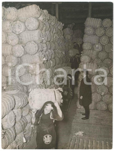 1940 ca JAPAN - INDUSTRY - Workers in a warehouse of bamboo cane mats - Photo Fotografia originale d'epoca, con timbro al verso. FAIR/discreto piegature angolari Formato: 17x22 cm originale e autentica 1