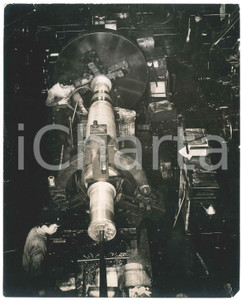 1940 ca JAPAN - INDUSTRY - Workers in a yard - Photo 20x25 cm Fotografia originale d'epoca, con didascalia e timbro al verso. POOR/danneggiato piegature angolari e minima mancanza angolare Formato: 20x25 cm originale e autentica 1