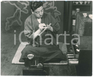 1940 ca JAPAN - TRADITIONAL CRAFTS - Calligraphy - Photo 25x20 cm Fotografia originale d'epoca, con didascalia e timbro al verso. FAIR/discreto piccole piegature angolari e al lato superiore; minime abrasioni Formato: 25x20 cm originale e autentica 1