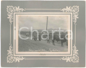 1910 Zsoldos ELEK - KYOTO (JAPAN) Carrying a cannon - Photo 28x22 cm  Fotografia d'epoca, montata su cartoncino rigido, che reca al negativo didascalia originale e firma del fotografo.FOTOGRAFO: Zsoldos Elek GOOD/buono  Formato: 28x22 cm originale e autentica 1