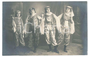 1910 ca ITALIA - OPERA - La BIANCHI TROUPE fuma sigarette - Foto RARA Rara fotografia d'epoca, in formato cartolina postale.FOTOGRAFO: E. &amp; J. Peruzzi - Firenze GOOD/buono  Formato: 14x9 cm originale e autentica 1