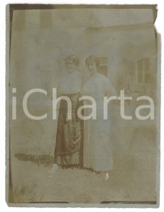 1910 ca ITALIA Ritratto di due donne in cortile - Fotografia anonima 9x11 cm Fotografia originale d'epoca. POOR/danneggiato mancanza al lato destro; residuo cartaceo al lato inferiore; piccole piegature Formato: 9x11 cm originale e autentica 1