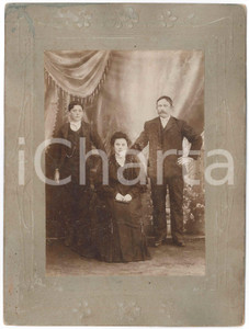 1900 ca DORNO (PV) Ritratto di Angelo BONCOMPAGNI e famiglia *Foto 18x24 cm Fotografia d'epoca, montata su cartoncino rigido, con dedica manoscritta al verso.FOTOGRAFO: Ignazio Diana - Milano  GOOD/buono ma piccoli fori al cartoncino, con minime fioriture Formato: 18x24 cm originale e autentica 1