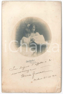 1912 MILANO Ritratto di due bambine con un libro - Foto PACCHIONI 15x24 cm Fotografia d'epoca, montata su cartoncino rigido.Dedica a firma "Maria Ferrari".  POOR/danneggiato smussature angolari con danni da umidità al cartoncino Formato: 15x24 cm originale e autentica 1