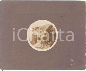 1905 ca LIGURIA Palazzo con salita al castello *Foto 20x16 cm Fotografia d'epoca, montata su cartoncino morbido. FAIR/discreto piegature angolari al cartoncino Formato: 20x16 cm originale e autentica 1