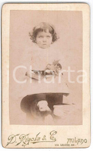 1880 ca MILANO Ritratto di una bambina - Foto D. RIGOLA & C. - CDV Fotografia d'epoca, montata su cartoncino rigido. FAIR/discreto Lievi smussature agli angoli Formato: 6x10 cm originale e autentica 1