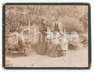 1910 ca ITALIA Ritratto di famiglia in giardino - Fotografia anonima 12x9 cm Fotografia originale d'epoca, montata su cartoncino rigido.   FAIR/discreto graffi superficiali e tracce a matita Formato: 12x9 cm originale e autentica 1