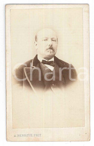 1870 ca ITALIA Ritratto maschile- Foto Alphonse BERNOUD - CDV Fotografia d'epoca, montata su cartoncino rigido.Il fotografo Alphonse Bernoud aveva sede in tre citt&agrave;: Napoli, Livorno e Firenze.  FAIR/discreto Lievi smussature agli angoli Formato: 6x10 cm originale e autentica 1