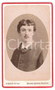 1880 ca ITALIA Ritratto maschile - Foto Giulio ROSSI - CDV Fotografia d'epoca, montata su cartoncino rigido.Il fotografo aveva sedi a Milano, Genova e Trieste.  FAIR/discreto Lievi smussature agli angoli Formato: 6x10 cm originale e autentica 1