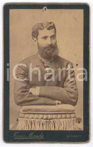 1870 ca BUCAREST Male portrait - Photo Franz MANDY - CDV Fotografia d'epoca, montata su cartoncino rigido. POOR/danneggiato Lievi smussature agli angoli, fori da affissione Formato: 6x10 cm originale e autentica 1