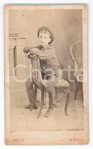 1880 ca VERCELLI Ragazzo a cavalcioni su una sedia - Foto Carlo COSTA CDV Fotografia d'epoca, montata su cartoncino rigido. FAIR/discreto Lievi smussature agli angoli Formato: 6x10 cm originale e autentica 1