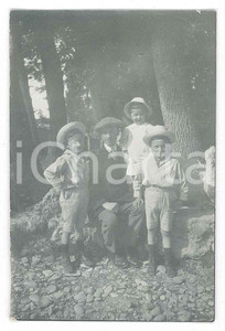 1910 ca ITALIA Ritratto di padre con figli al parco - Fotografia anonima 5x8 cm Fotografia d'epoca. FAIR/discreto Lievi smussature agli angoli Formato: 5x8 cm originale e autentica 1