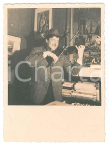 1920 ca ITALIA - GOLIARDIA Violinista folle - Fotografia anonima 8x11 cm Fotografia d'epoca. FAIR/discreto Lievi smussature agli angoli Formato: 11x8 originale e autentica 1