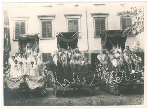 1932 VOLPIANO (TO) Congresso Eucaristico - Carri simbolici a Villa RIPA DI MEANA Fotografia originale d'epoca, con didascalia e timbro del fotografo al verso.I carri, sui quali si trovavano bambini, rappresentavano Fede, Speranza e Carit&agrave;.FOTOGRAFO: Cristoforo Capello - Torino.  FAIR/discreto minimo residuo cartaceo al lato sinistro Formato: 23x17 cm originale e autentica 1