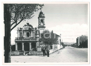 1950 ca VOLPIANO (TO) Chiesa Madonna delle Grazie *Foto ANIMATA 16x11 cm Fotografia originale d'epoca, con didascalia al verso.   GOOD/buono  Formato: 16x11 cm originale e autentica 1