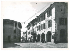 1950 ca VOLPIANO (TO) Piazza Vittorio Emanuele II e via Garibaldi - Foto 16x11 Fotografia originale d'epoca, con didascalia al verso.   GOOD/buono  Formato: 16x11 cm originale e autentica 1