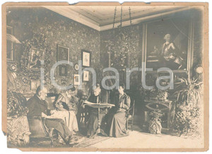1900 ca ITALIA (?) Famiglia aristocratica in salotto - Fotografia anonima 18x13  Fotografia d'epoca. POOR/danneggiato Lievi smussature agli angoli, angolo inferiore sinistro mancante Formato: 18x13 originale e autentica 1
