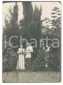 1920 ca ITALIA Innamorati affacciati a una balconata - Fotografia anonima 7x10  Fotografia d'epoca. POOR/danneggiato Lievi smussature agli angoli Formato: 10x7 cm originale e autentica 1