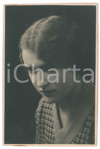 1920 ca ITALIA Ritratto femminile - Fotografia anonima 8x12 cm Fotografia d'epoca. FAIR/discreto Lievi smussature agli angoli Formato: 8x12 cm originale e autentica 1