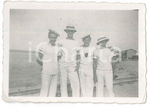 1920 ca AOI (?) - REGIA MARINA Marinai in posa - Fotografia anonima 9x6 cm  Fotografia d'epoca. FAIR/discreto Lievi smussature agli angoli Formato: 9x6 cm originale e autentica 1