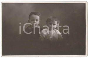 1920 ca MILANO Ritratto di due fratellini - Fotografia SALVAGNO 14X9 cm Fotografia d'epoca in formato cartolina postale. FAIR/discreto Lievi smussature agli angoli Formato: 7x11 cm originale e autentica 1